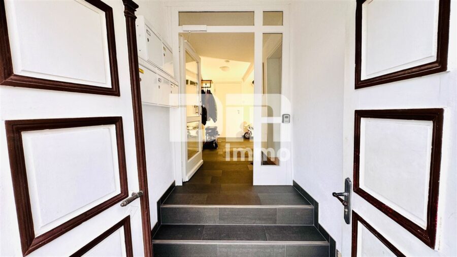 (R)eserviert!Moderne Dreizimmerwohnung in umfassend saniertem Fachwerkhaus - Haupteingang / Treppenhaus